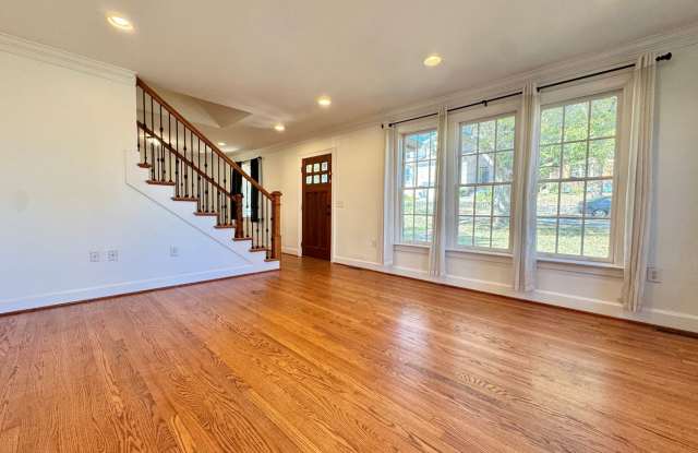 Spacious 4 Bedroom Nashville Home with Finished Basement & Private Backyard Gallery 3