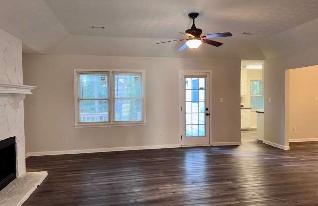 Spacious 3 Bed/2 Bath Ranch in on Quiet Well Kept Street!! Gallery 4
