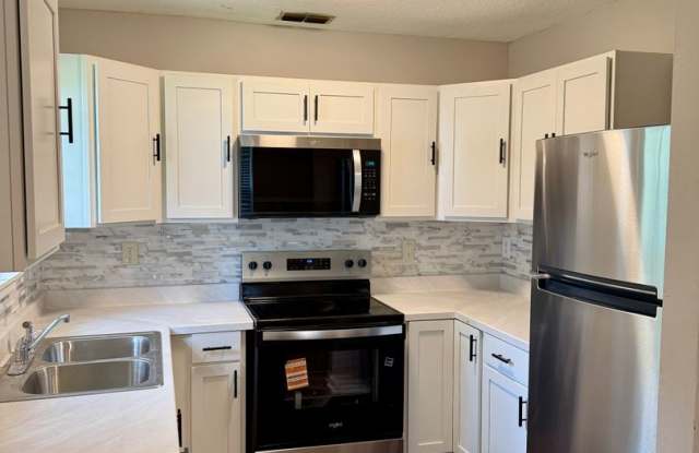 Beautiful 3 Bedroom 2 Bath House with New Kitchen Gallery 4