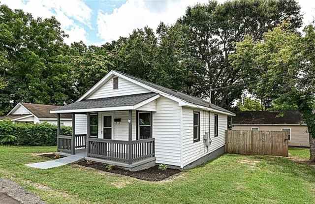 Charming 2-bed, 1-bath bungalow just steps from downtown Lincolnton! Gallery 3