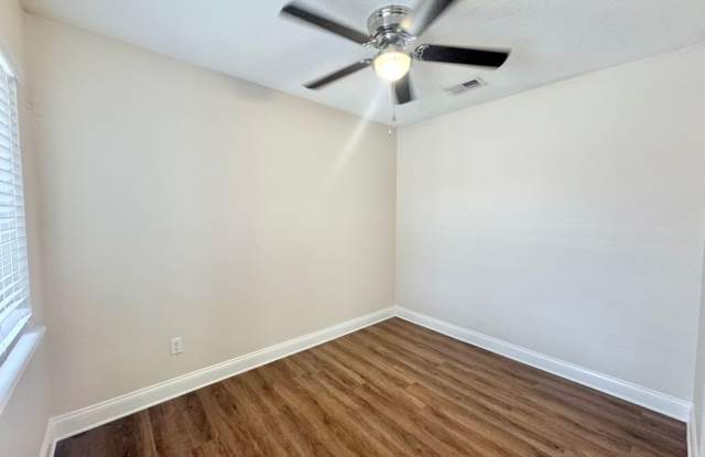 Apartment - Right off Cypress Gardens Blvd! Gallery 4