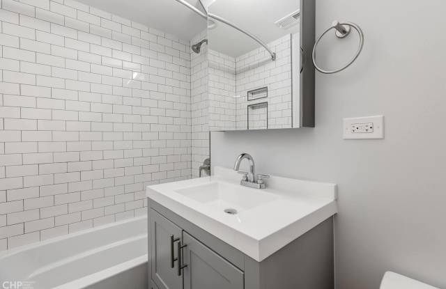 1604 West Waveland Avenue Gallery 2