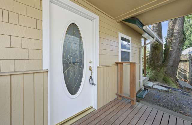 MOVE IN READY! Improved price W/S/G and seasonal lawn care included! 1 bed, one bath, HUGE kitchen! Gallery 4