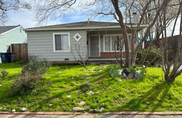 3 Bed/1 Bath Home with Yard in Tahoe Park photos photos