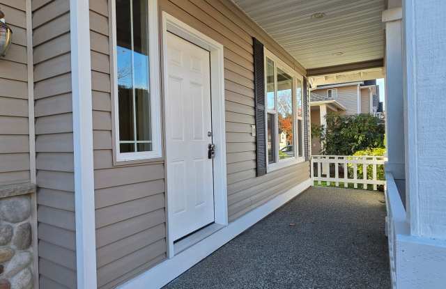 Large 4 Bedroom 2.5 bathroom Single Family Home in Larch Way Neighborhood, Lynnwood $3600 per/mo Gallery 3