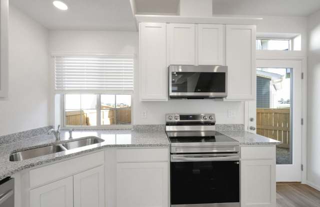 Charming 3BR House in Commerce City Gallery 3