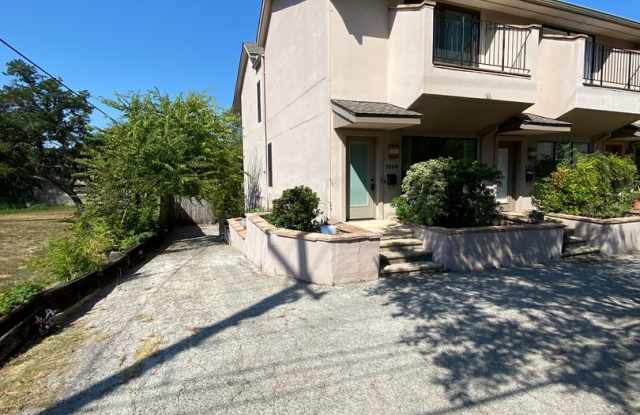 Alamo Heights Gem ~ 2 / 2.5 Multi-Level Condo w/ 3 Balconies photos photos