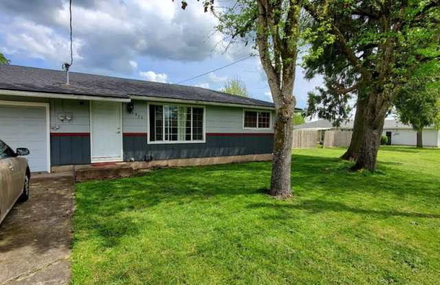 Cozy 2 Bed, 1 Bath duplex with large yard - Won't Last Long! photos photos