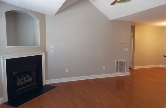Great upper level condo convenient to everything Gallery 3
