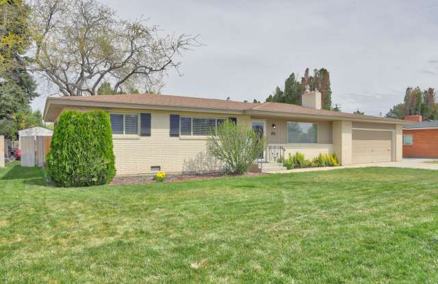 Its all about location! This exquisite home is located in an established neighborhood, conveniently close to downtown Nampa, schools and shopping. photos photos