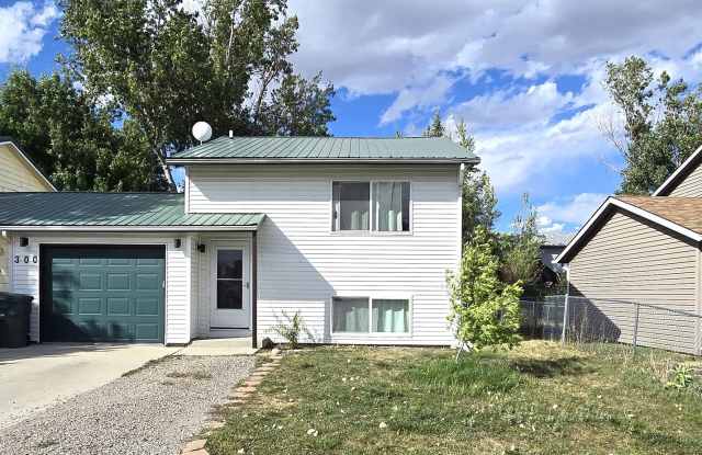 2 Bedroom, 1.5 Bathroom, 1 Car Garage For Rent In The 4-J Subdivision photos photos