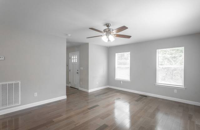 3 Bedroom Home Near Northshore and Red Bank | Back Deck & Spacious Yard Gallery 3