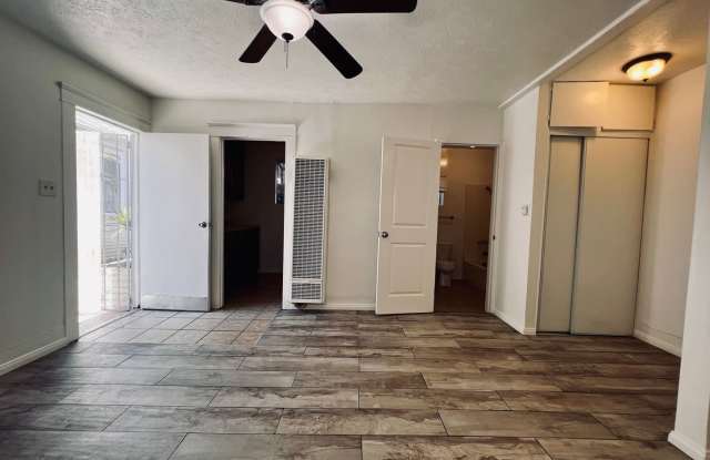 Charming Bluff Park Studio Bungalow – Just One Block from the Beach! Gallery 3