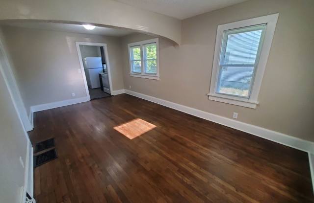 Adorable 2 bedroom, 1 bathroom home! - 2904 Columbia Street, Des Moines, IA 50313