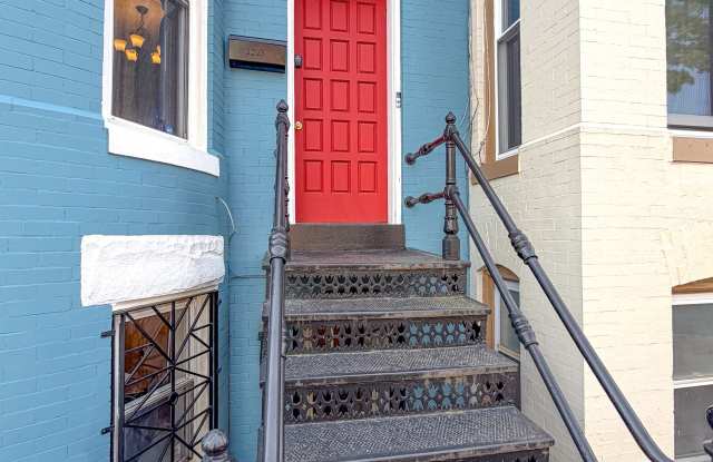 1213 Linden Place NE Gallery 1