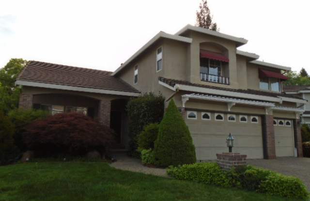 NICE TWO STORY, 3 BEDROOM, 3 FULL BATHROOMS,  3 CAR GARAGE HOUSE IN ROSEVILLE! photos photos