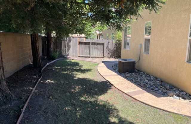 Desirable 3 bedroom 2 bath Home in Roseville photos photos