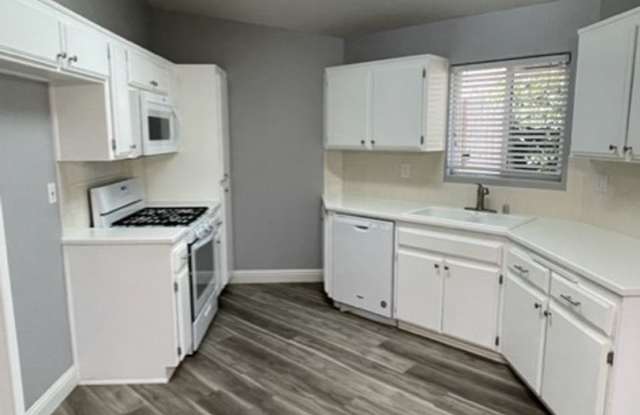 Updated 3 Bedroom/ 2 Bathroom home in Silver Creek!! Gallery 4
