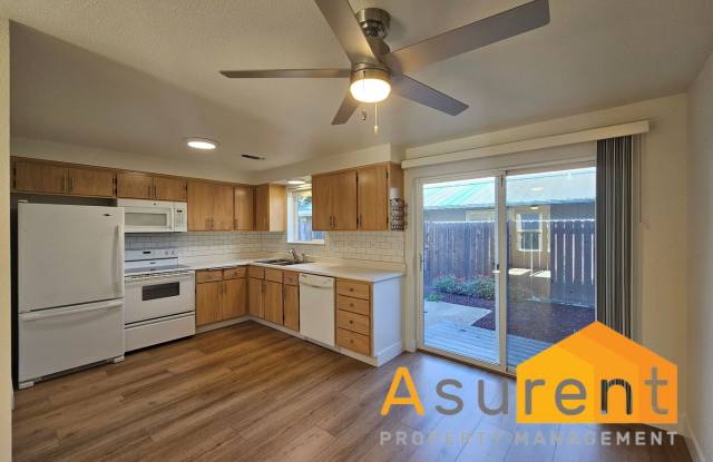 Remodeled 3BR/1.5BA Medford Townhome with In-Unit Laundry & Fully Fenced Patio! Gallery 4