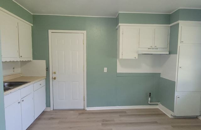 Adorable 3 bedroom/1 bath house with Central Air and Heat! Gallery 4