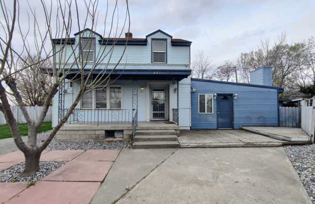 Richland Single Family Home in large lot - 421 George Washington Way, Richland, WA 99352