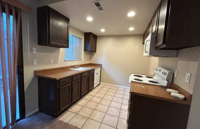 Cozy Elk Grove Duplex Gallery 4