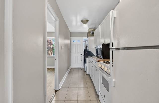 1BD 1BA with Refreshed Interior & In-Unit Laundry Gallery 4