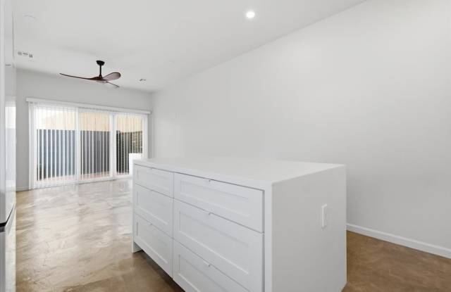 1122 East McKinley Street - A Gallery 3