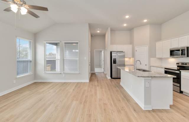 Fall in Love with this Luxury 1800 sf. Duplex Gallery 3