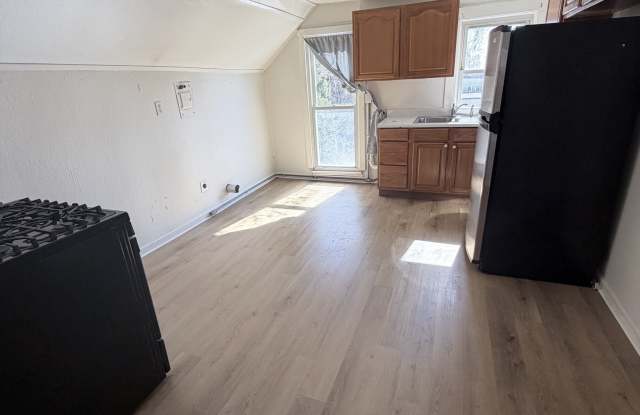 2210 West Iowa Street - 2 photos photos