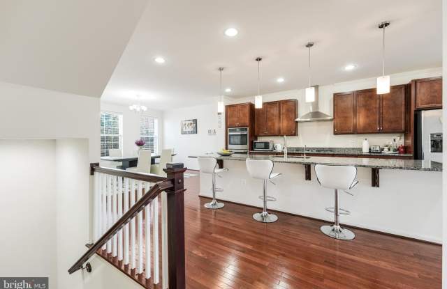 21523 WILLOW BREEZE Square Gallery 3