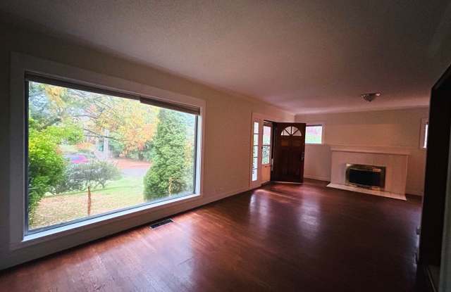 Spacious 5 Bedroom Cape Cod in Greenlake! Gallery 4