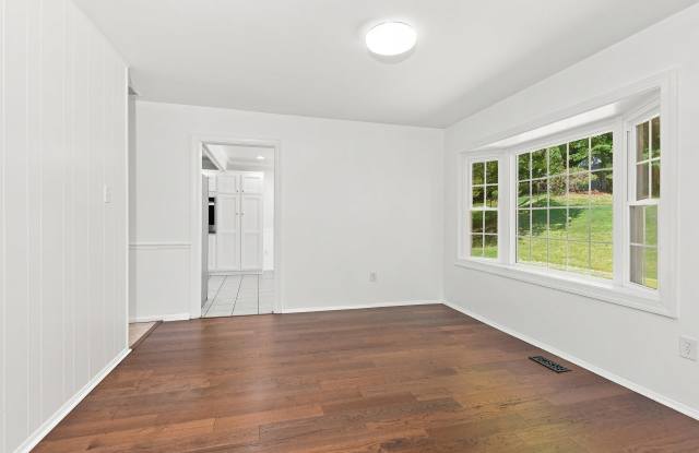 12823 Holiday Lane Gallery 3