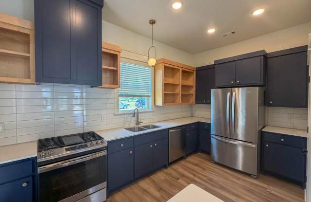 Clean like-new home for rent near the UofA Gallery 4
