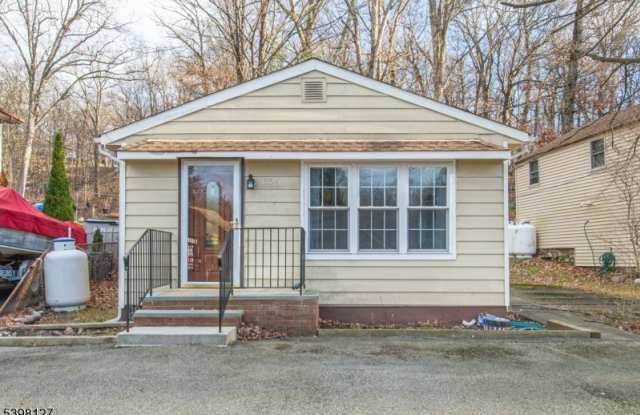 354 Maxim Dr - 354 Maxim Drive, Hopatcong, NJ 07843