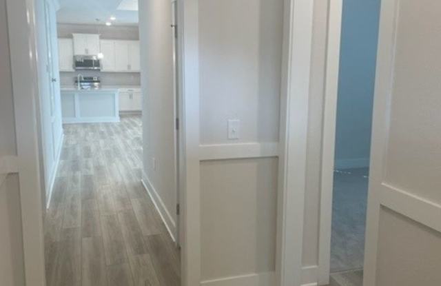 4 Bedroom/2 Bathroom Minutes from Local Beach! Gallery 3