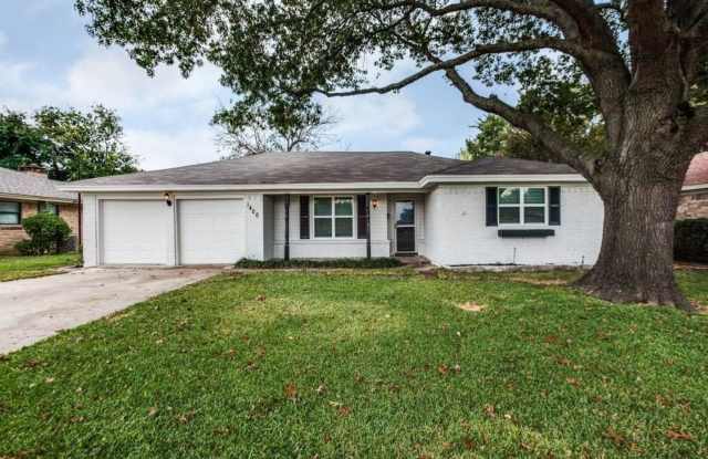 Beautiful home near Texas shaped pool! - 1400 Linden Drive, Plano, TX 75075