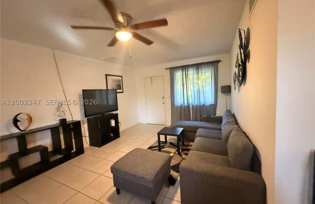 1104 N 17th Ct Gallery 3