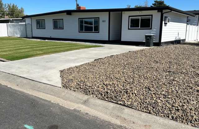 Completely Remodeled 4 Bedroom 2 Bath Home for Rent W/ 30x30 Shop!! 1/2 Off First Full Month's Rent With 12 Month Lease!! Gallery 3