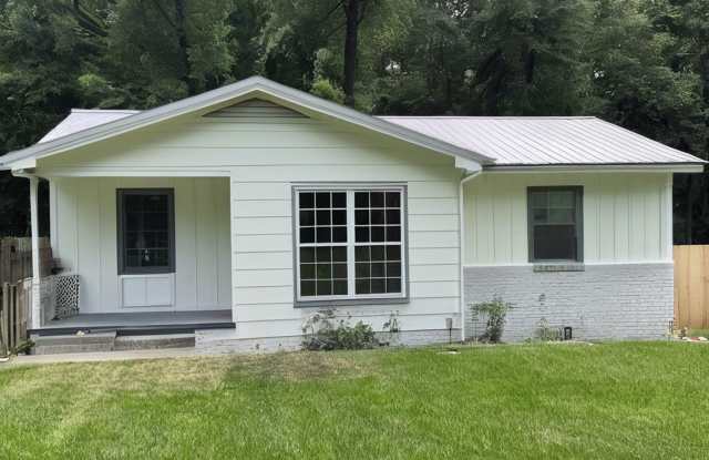 3 Bedroom Single Family House 3923 Moffett Ct in Mobile, AL 36618 Gallery 1