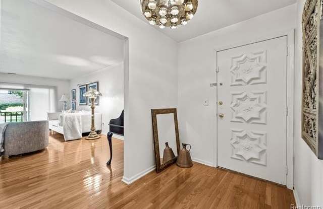 42160 Woodward Avenue Gallery 3