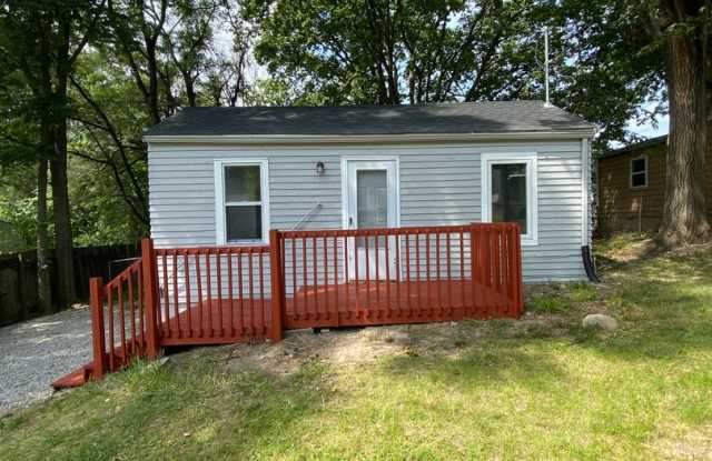 2 Bedroom on the East Side - Fenced In Back Yard - 1274 East 36th Court, Des Moines, IA 50317