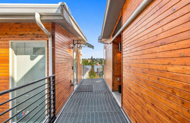 Charming 3 bed 2.5 bath home in Beacon Hill Gallery 3