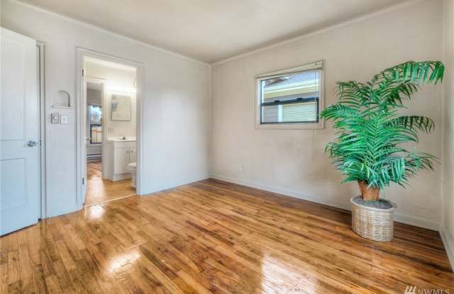 113 W Main Gallery 4