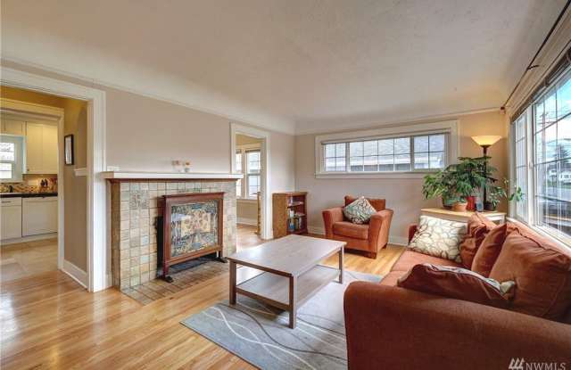 North Tacoma home, Tutor style, 4 bedroom, 2 bathroom home, fenced yard!  - Available November 15th or sooner. Gallery 4