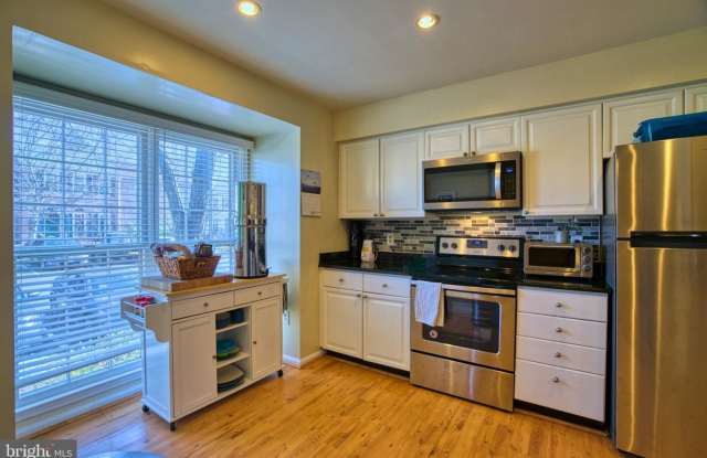ALEXANDRIA - BEAUTIFUL UPDATED TOWNHOUSE IN KINGSTOWNE! Gallery 4