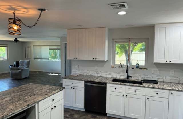 SPACIOUS AND PRIVATE LARGE HOME WITH SWIMMING POOL Gallery 4