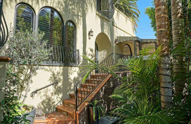 1908 North CURSON Avenue Gallery 4