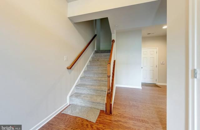 22635 NORWALK Square Gallery 3