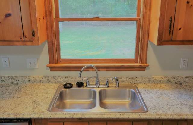 Spacious 3 bedroom 2 bath rancher available for rent near Chesterfield County Airport, 288, and Iron Bridge Road - 6307 Leisure Terrace, Chesterfield County, VA 23237